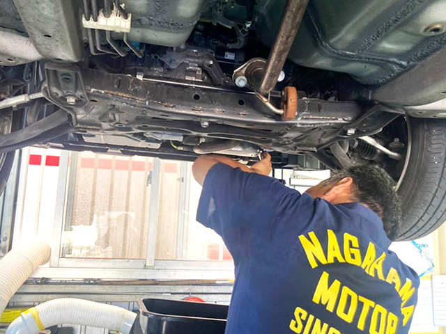 宜野湾赤道店カーリンク宜野湾赤道店で新車と中古車の整備