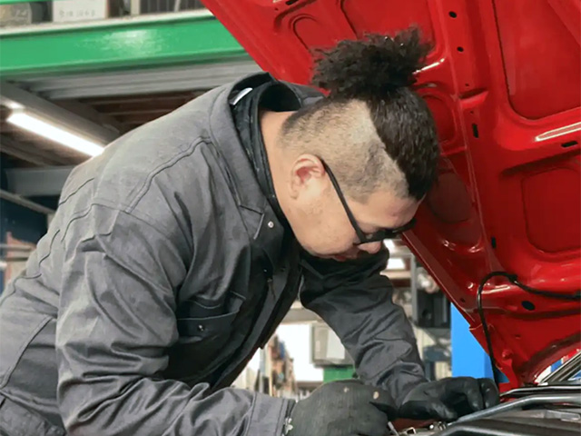 静岡県カーリンク富士宮外神店の車を整備する整備士