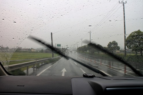 雨天での車の視界の安全