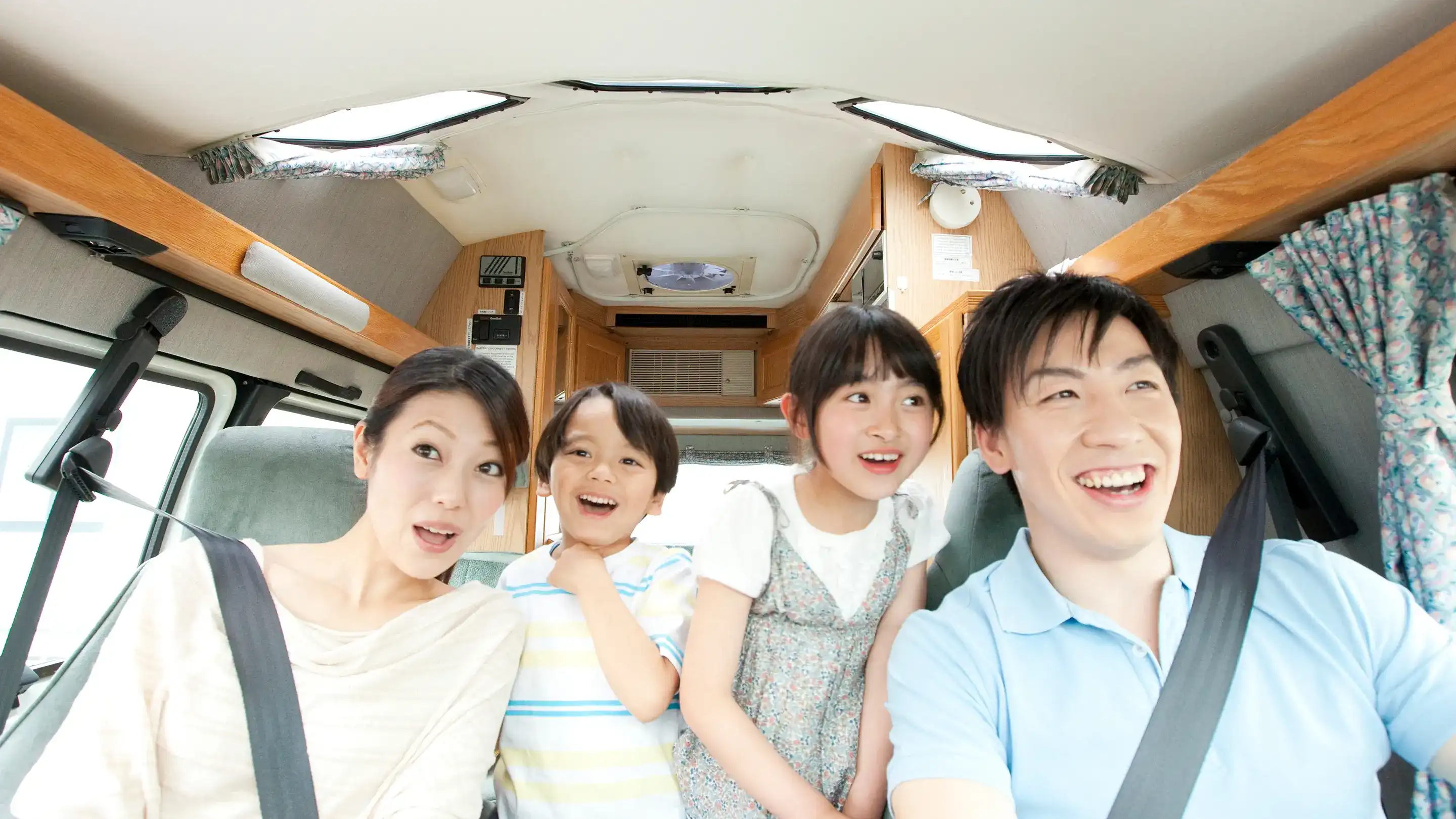 車を販売している女性の画像