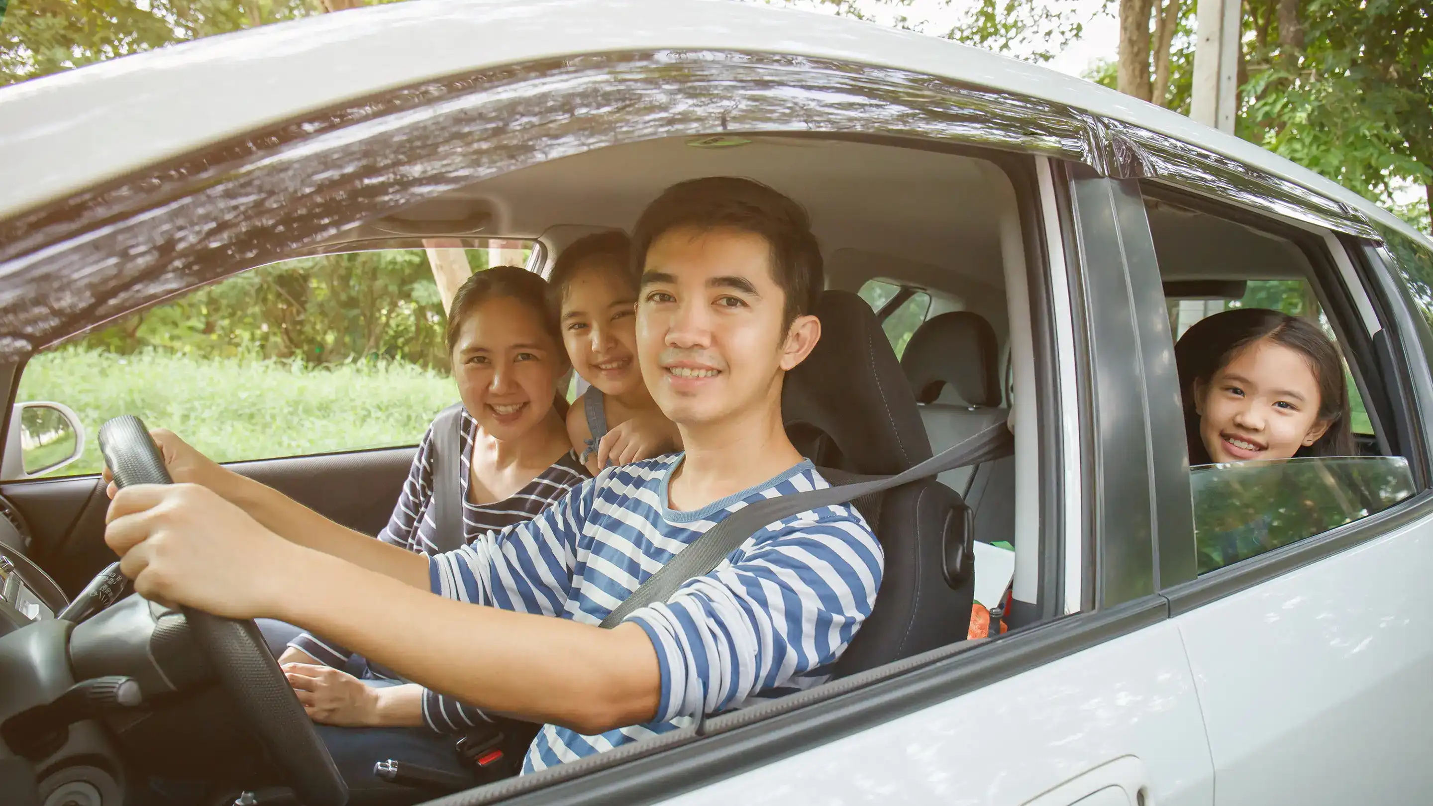 車の整備をしている男性の画像