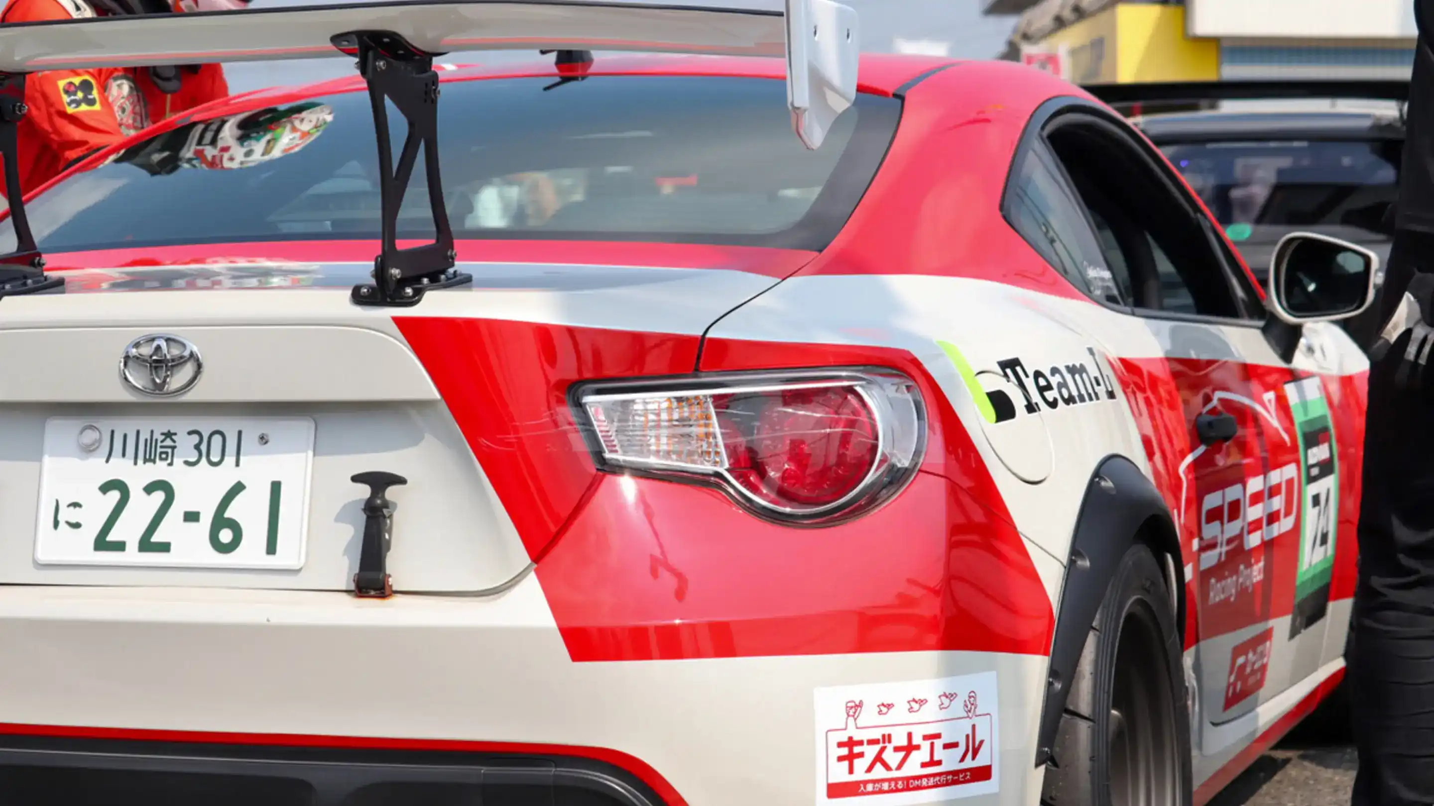 サーキットで出走を待つL-SPEEDのレース車両