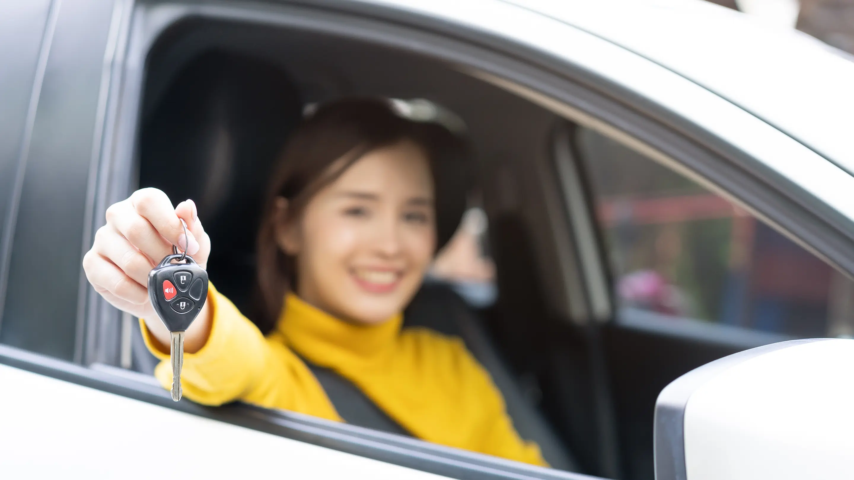 車の査定についてスタッフへ相談する様子