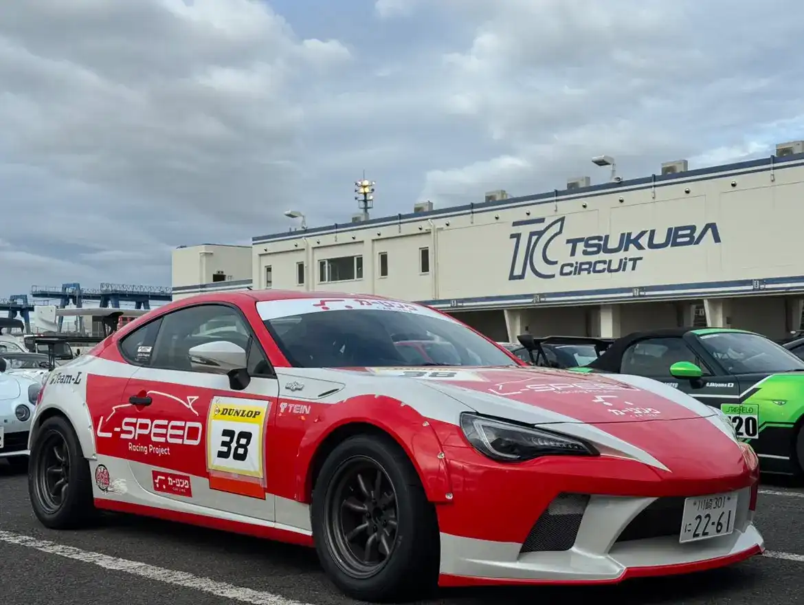 筑波サーキットに停車するL-SPEEDのレース車両