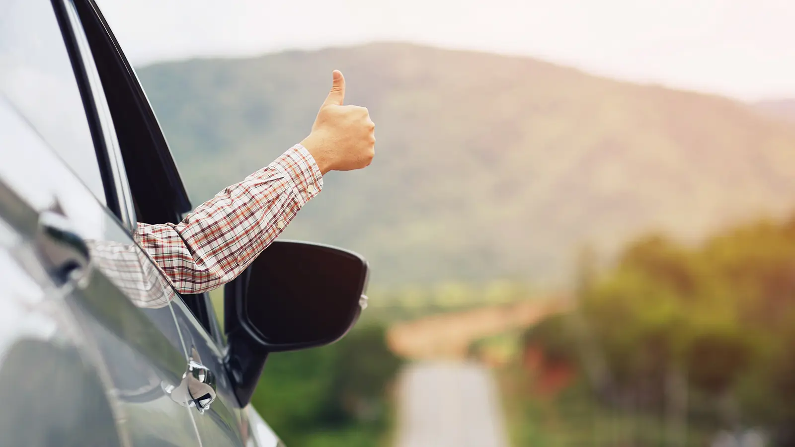 思い出のある車を見送るお客様