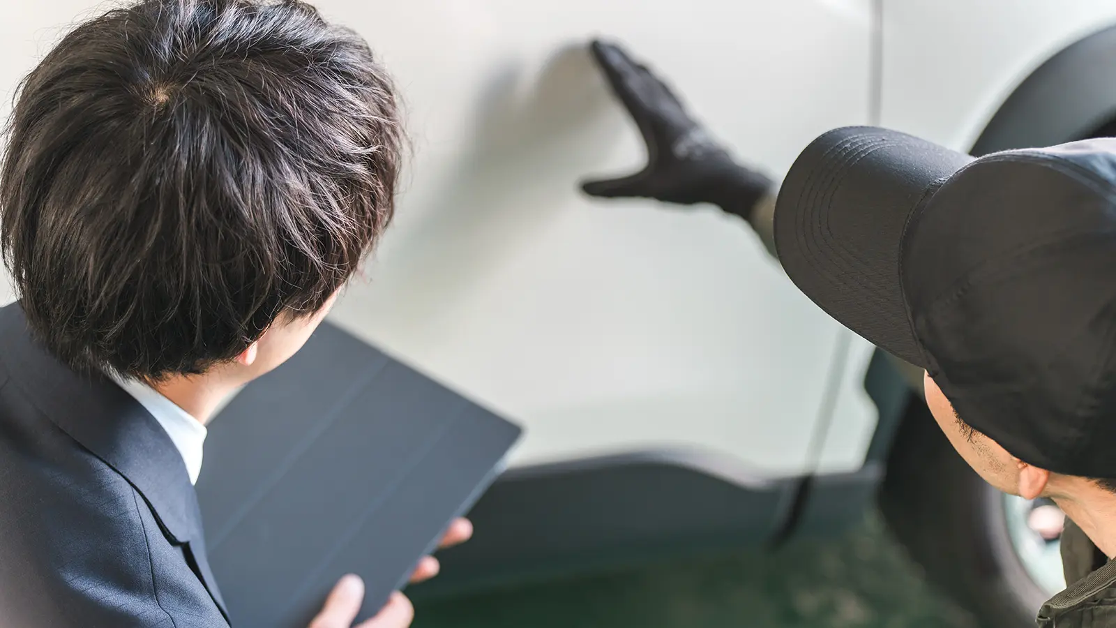 高価買取の理由を説明するスタッフ