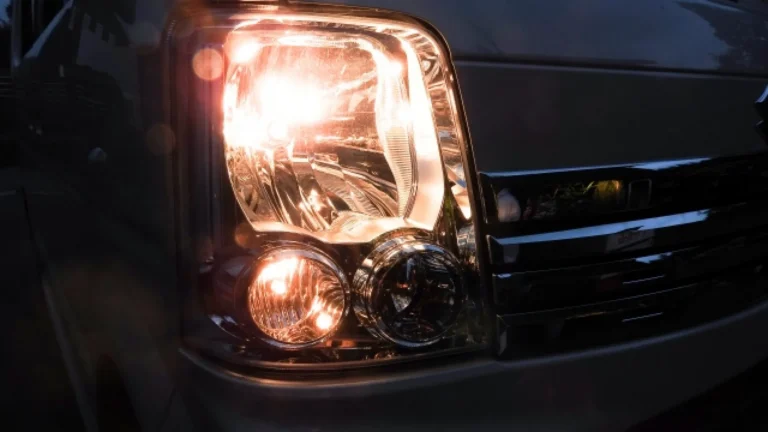2020年から義務化！でもその前に。車のヘッドライト、早めの点灯のススメ