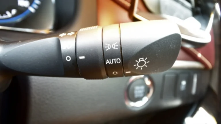 最新の分析結果から考える！車のライト点灯ルール