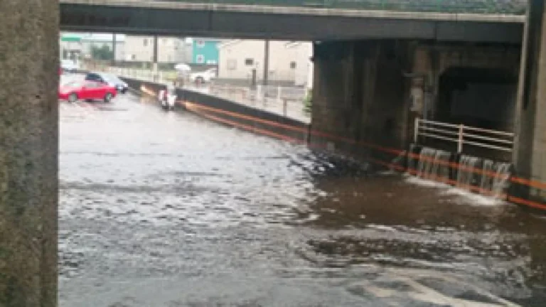 台風の季節に備えたい大雨のときに起こる現象、車の対策と注意点