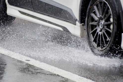 台風、大雨時の自動車運転の注意点