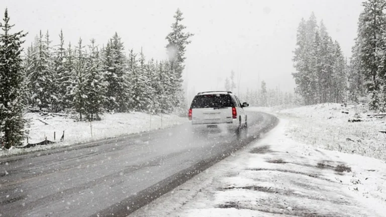 雪の降らない地域の皆様は要チェック！雪道を車がノーマルタイヤで走るのは、法令違反！？