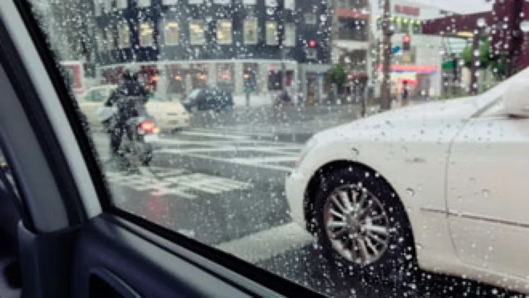 雨の季節、車を快適・安全に乗るために