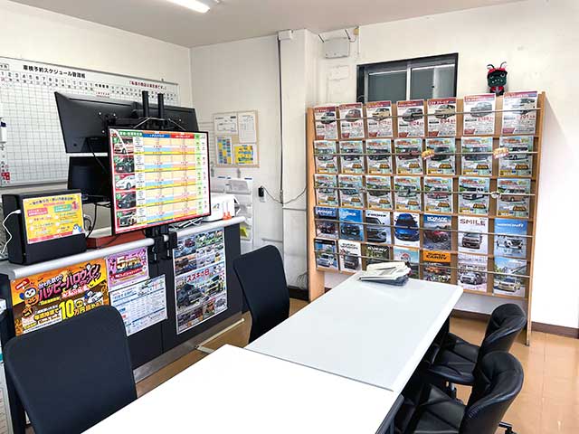 カタログ棚と商談テーブルのある店内