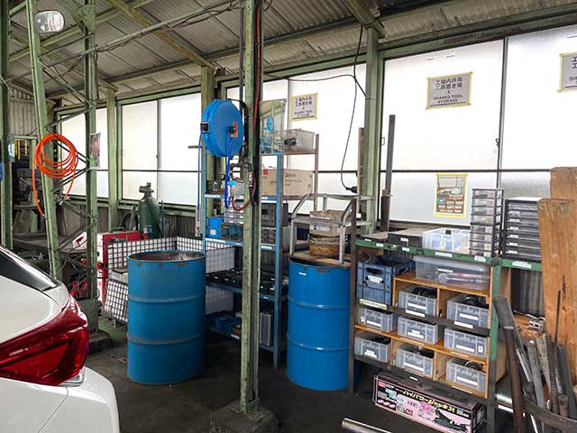 工具と整備機器が整理された整備工場