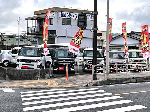 国道沿いに軽自動車が並ぶ展示場