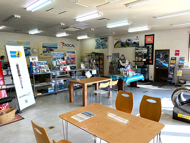 藤沢大庭店の明るい商談スペース