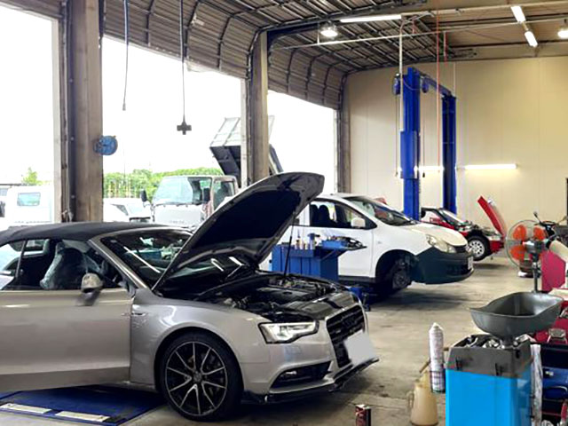 立合い車検を行う整備工場