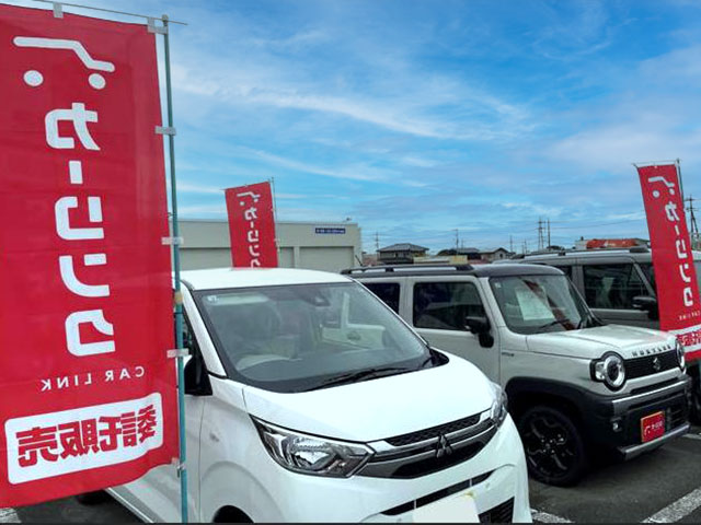 軽自動車が並ぶ店舗の展示場