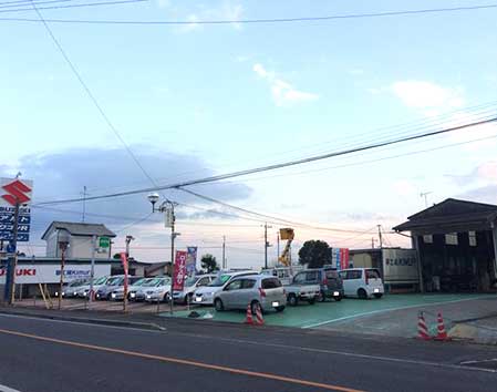 道路沿いに広がるカーリンク邑楽明和店の展示場