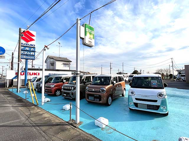 軽自動車が並ぶカーリンク邑楽明和店の展示場