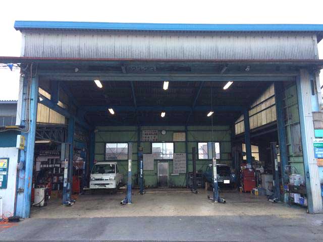 車両リフトを備えたカーリンク邑楽明和店の整備工場内